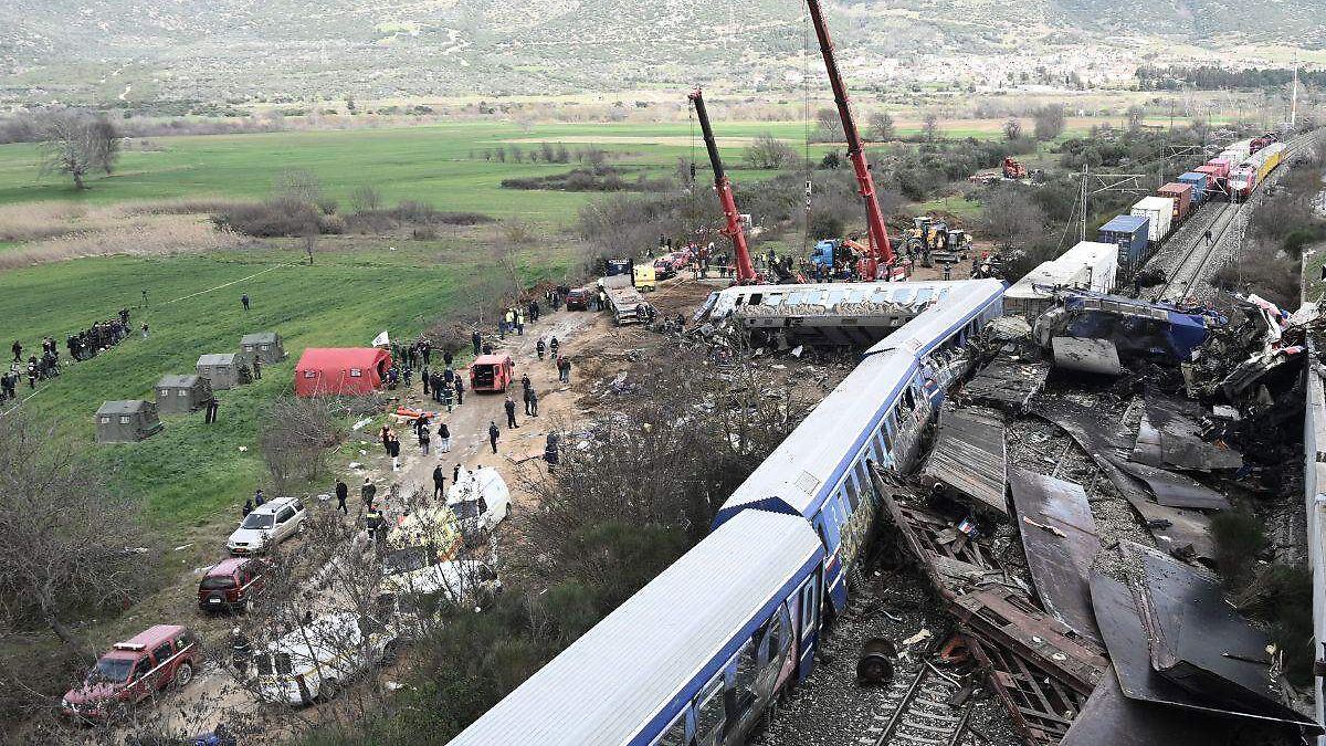 El peor accidente ferroviario en Grecia fue por error humano; van 38 muertos